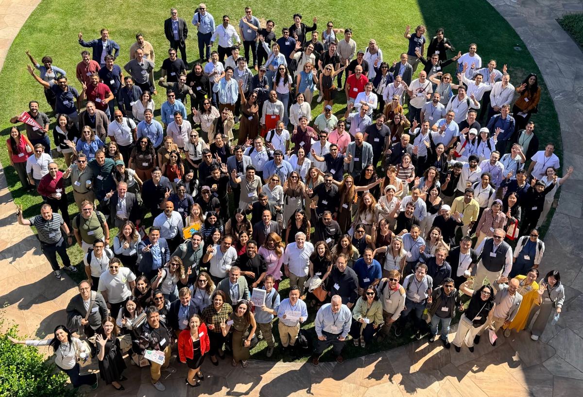 Aerial photo of several hundred Stanford Ignite alumni gathered on the lawn at Stanford GSB.